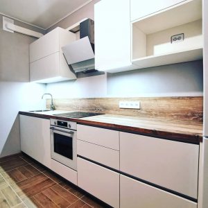 Небольшая белая кухня для ограниченного пространства